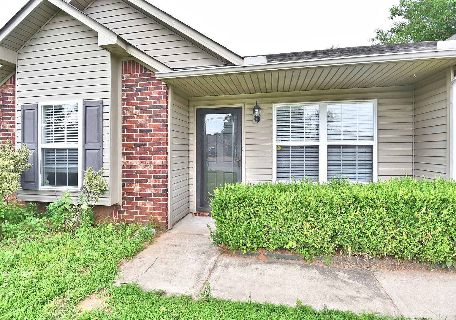 Adorable and move-in ready! — Photo 3