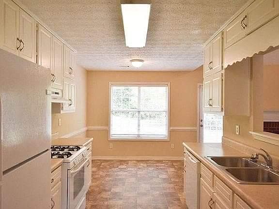 5th image of 399 Freedom Dr