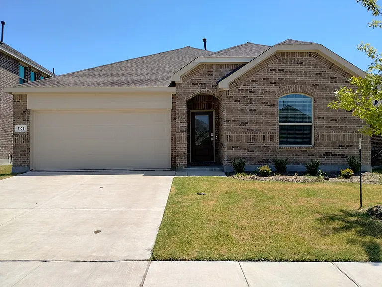 1103 Mahogany Ln — Photo 1