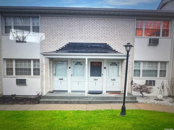 4812 Wilshire Lane #4812, Oakdale, NY 11769