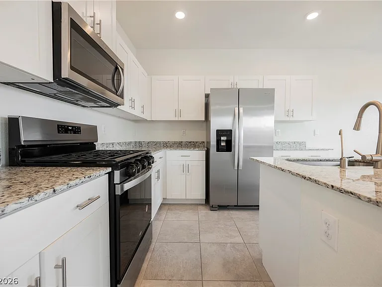 402 Larksong Ave — Photo 1