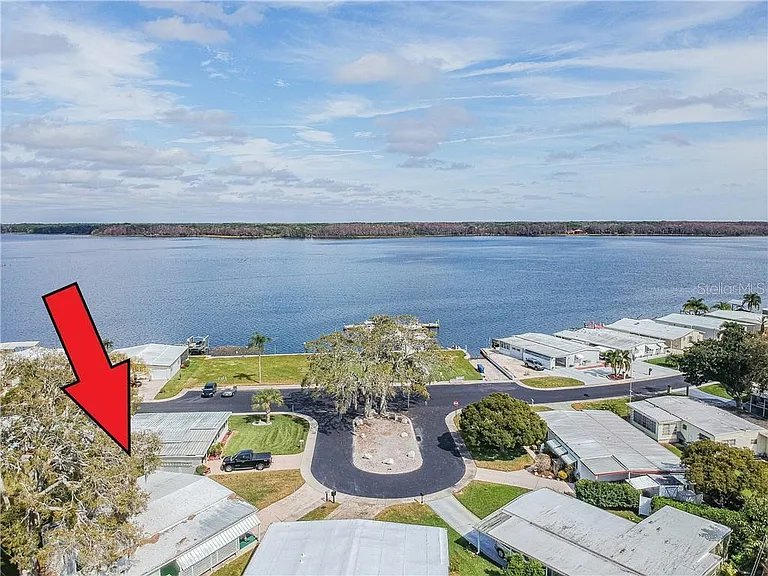 274 Beach Ct — Photo 3