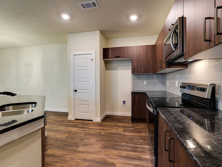 648 Blackland Dr — Photo 8