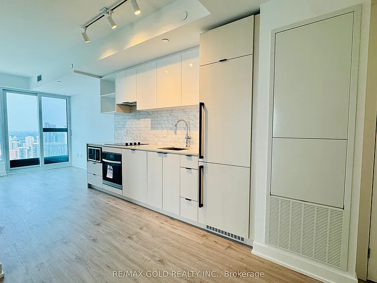 252 Church St #LPH03 — Photo 18