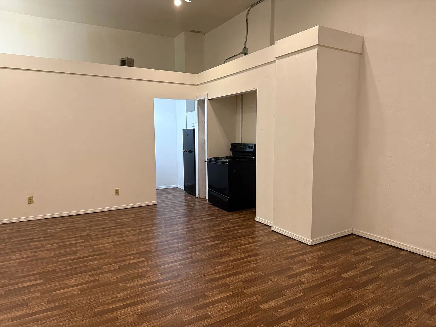 Studio-loft style downtown apartment! 1 Bedroom, 1 1/2 baths, 313 Park Central, Unit 203 in Sprin... — Photo 3