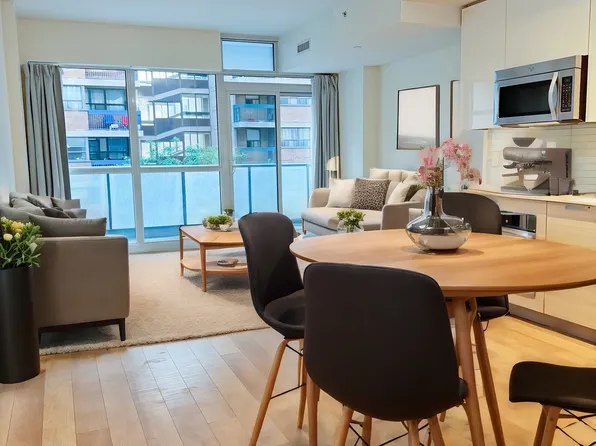 210 Simcoe St Unit 406, Toronto, ON M5T 0A9