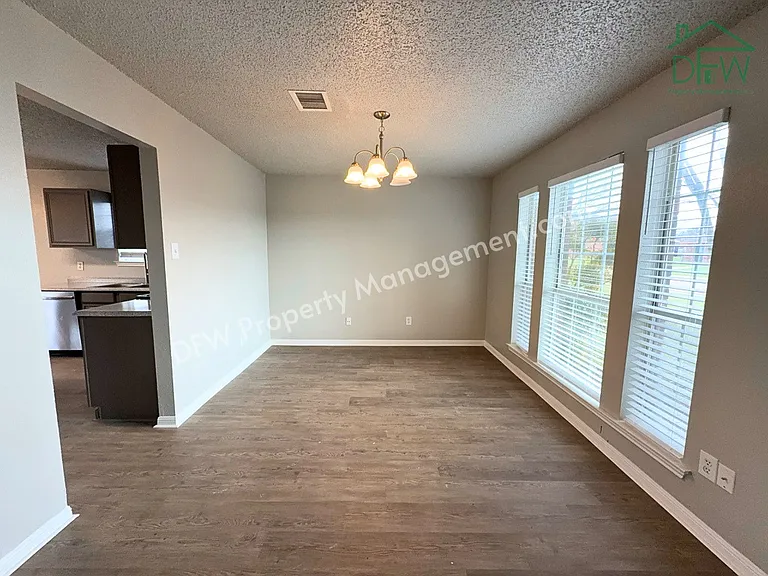 704 Inglewood Trl — Photo 6