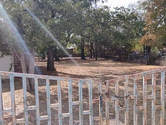 3rd image of 909 Live Oak St
