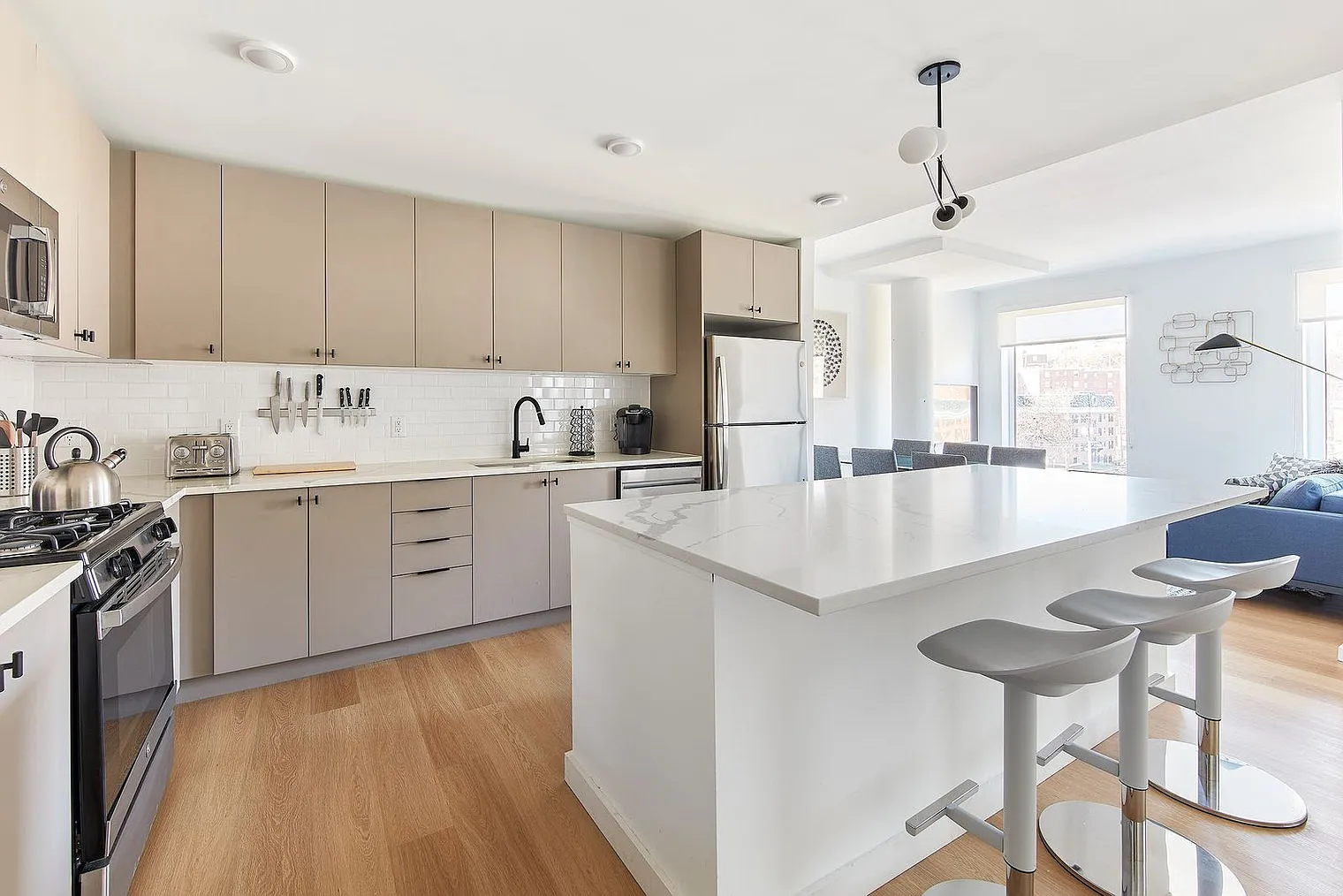 3 bed, 2.0 bath, 1184 sqft, $9,111 — Photo 3