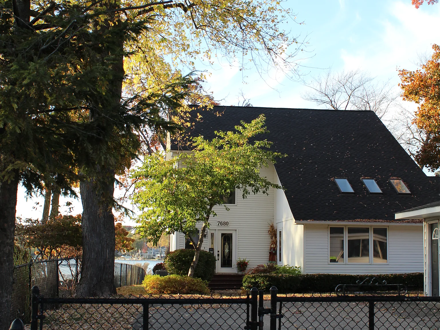 7680 Barnsbury Dr — Photo 3
