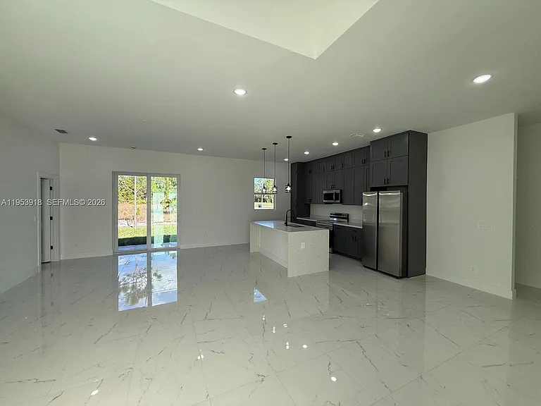 1121 Florence St E — Photo 12