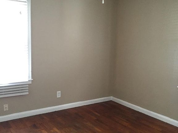 3rd image of 851 White Oak Dr