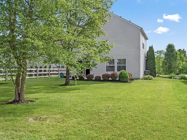 7694 Hillsdowne Cir — Photo 12