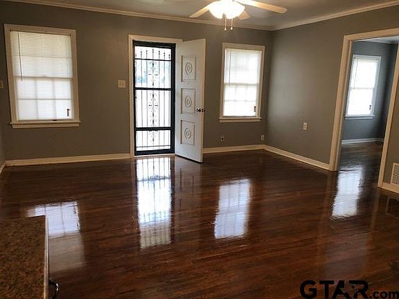 5th image of 210 E Blackbourn St