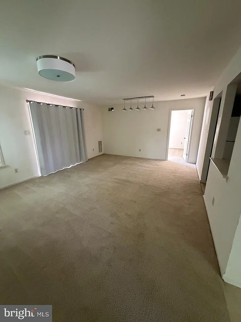 2 bed, 1.0 bath, 888 sqft, $1,900 — Photo 3