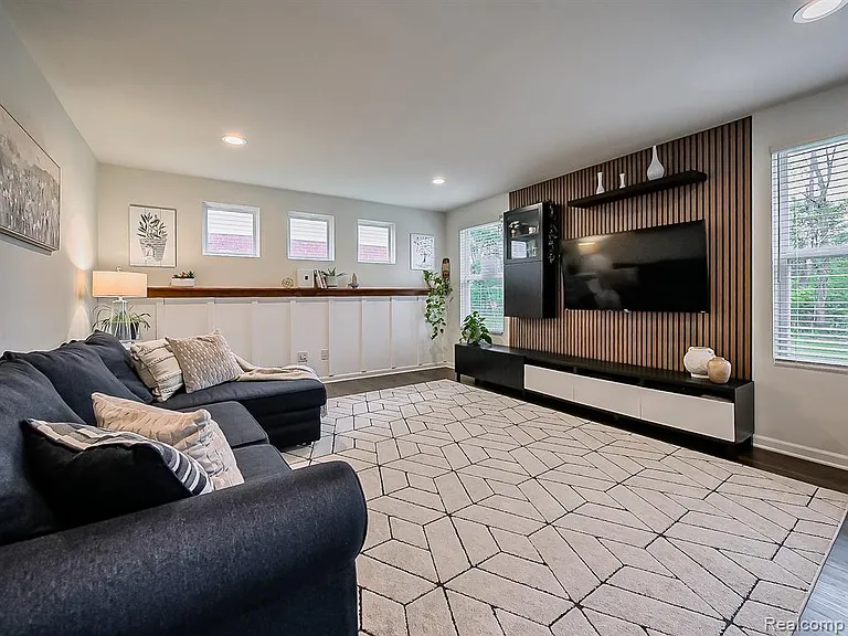 8640 Quincy Dr — Photo 10