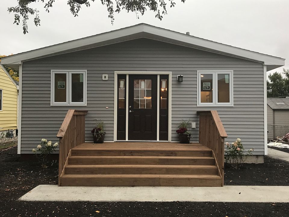 1st image of 126 6th Ave W