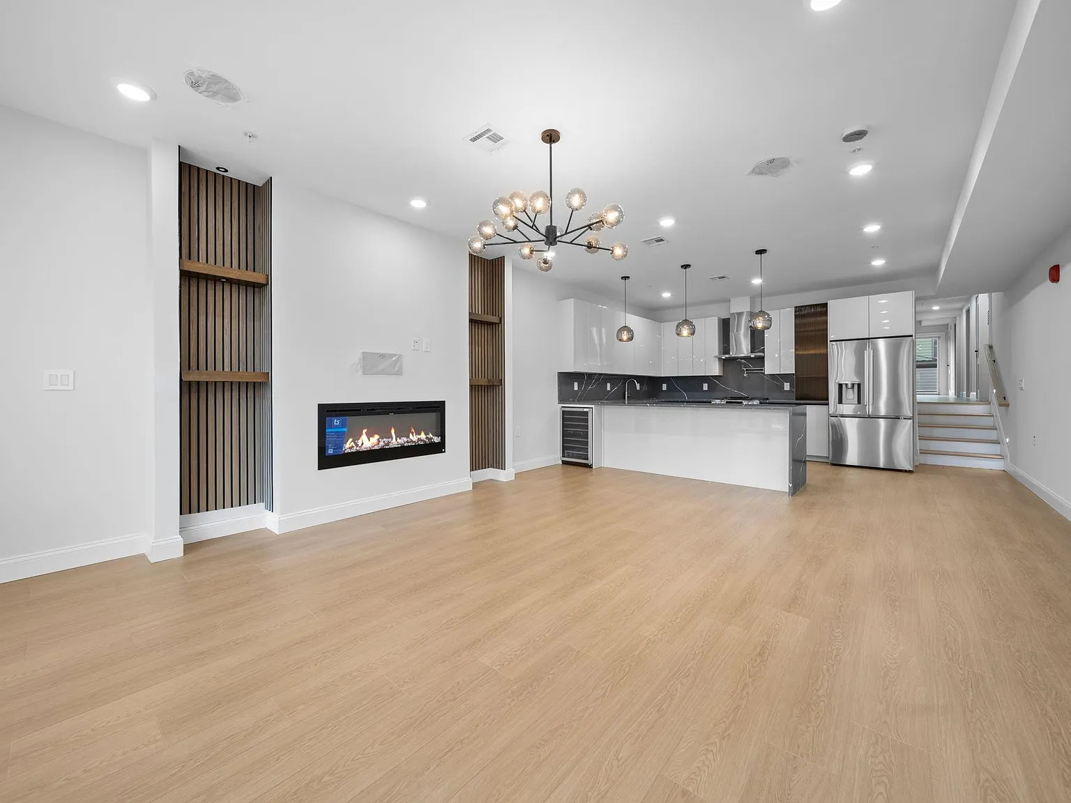4 bed, 2.0 bath, 1429 sqft, $5,000 — Photo 4