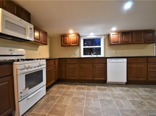 29 Oregon Trl, Pine Bush, NY 12566