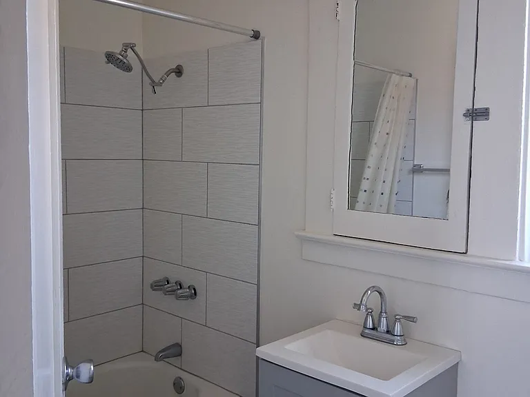 712 W 47th St #1 — Photo 3