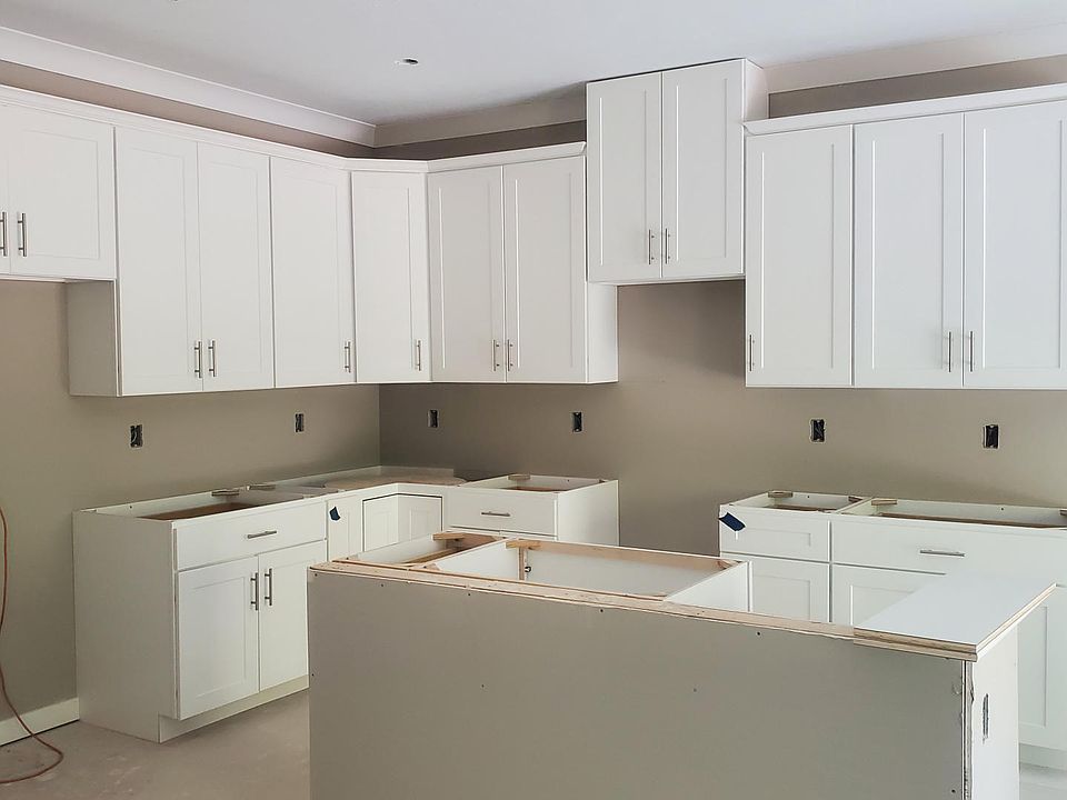 Kitchen w Center Island