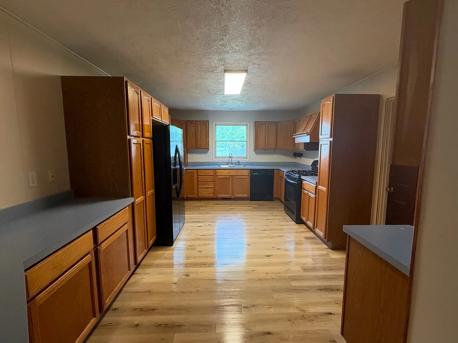 4 bed, 2000 sqft, $2,400 — Photo 2