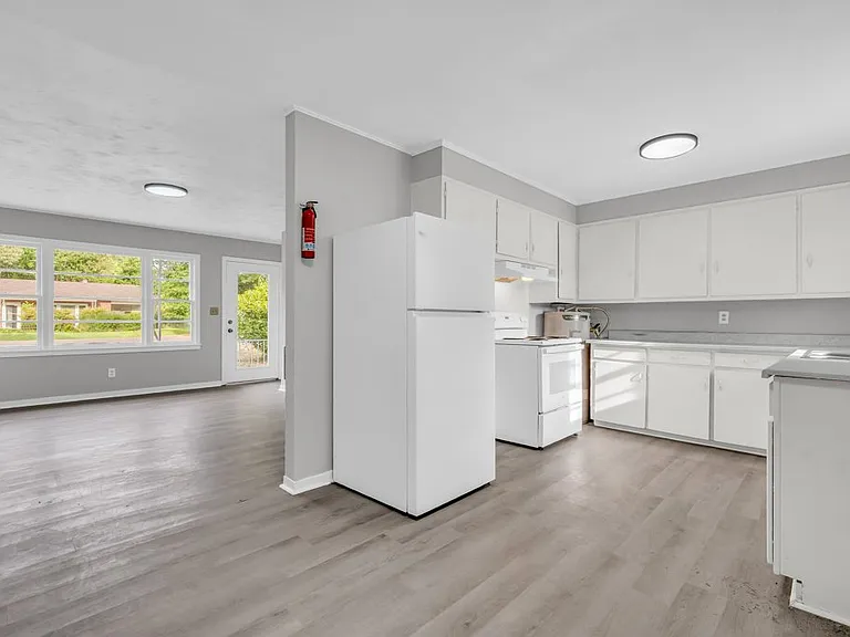 131 Poplar St — Photo 6