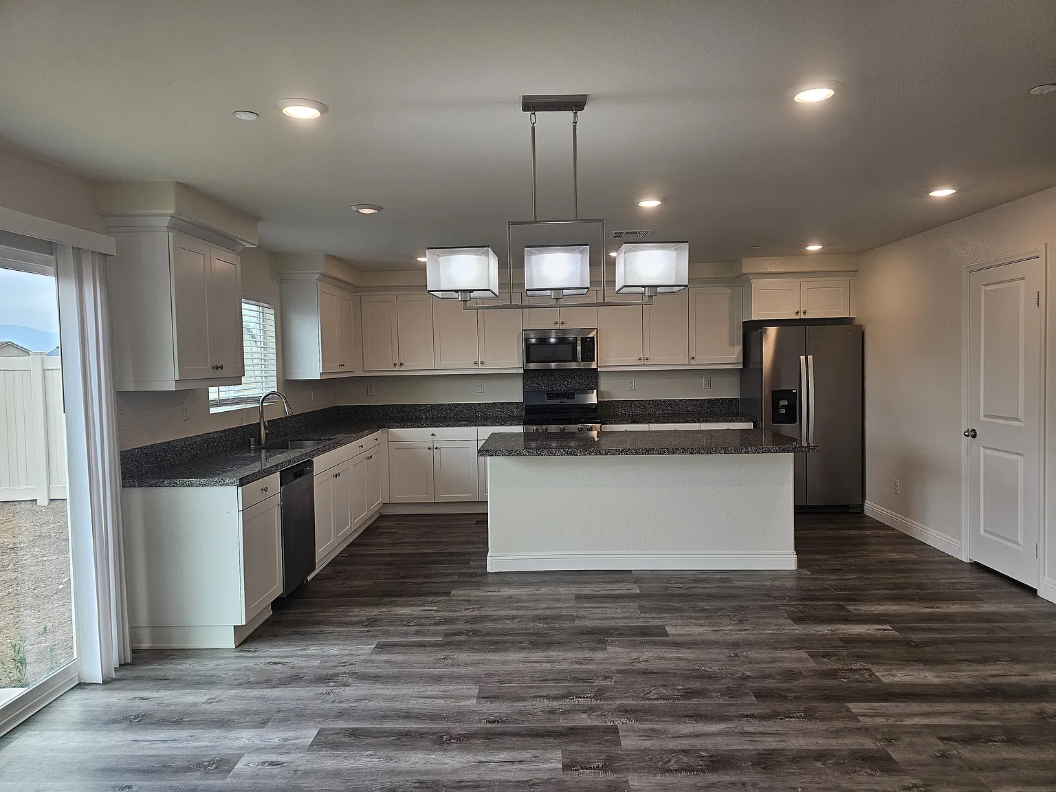 4 bed, 2641 sqft, $3,895 — Photo 2