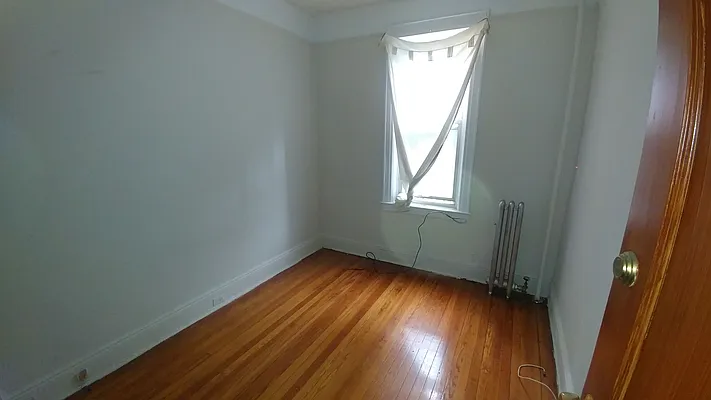 Rented by Halvatzis Realty | media 27