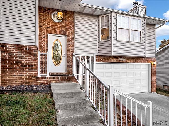 3rd image of 16 Williamsburg Ln