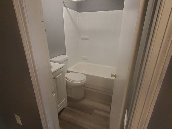 3rd image of 708 W Marshall St APT 4
