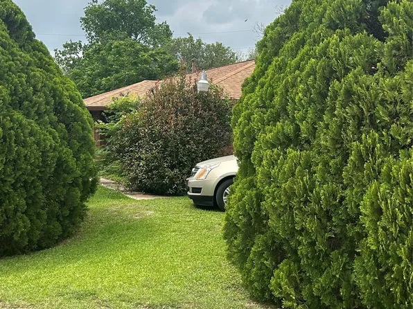 279 S 4th St, Van Vleck, TX 77482