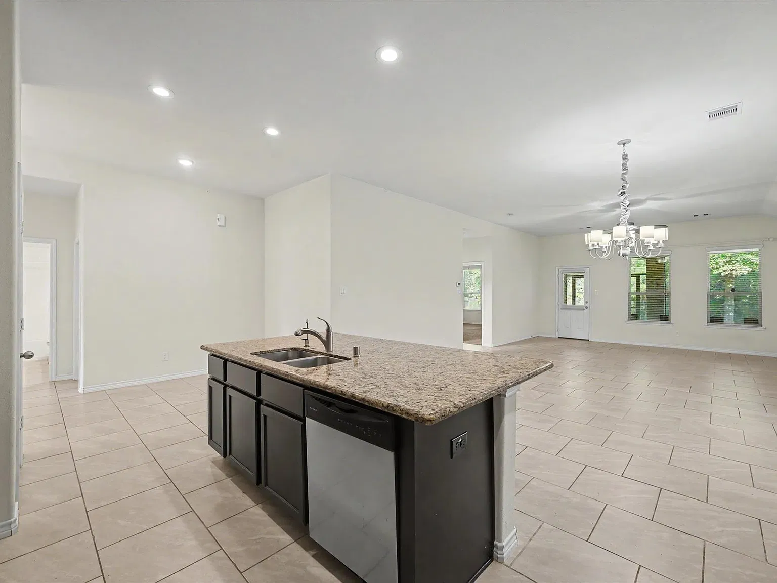 3 bed, 2.0 bath, 1989 sqft, $1,995 — Photo 4