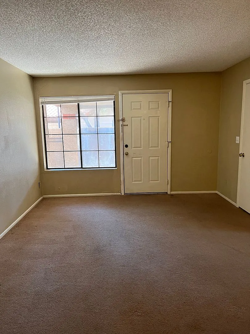 2 bedroom condo in papago park village — Photo 3