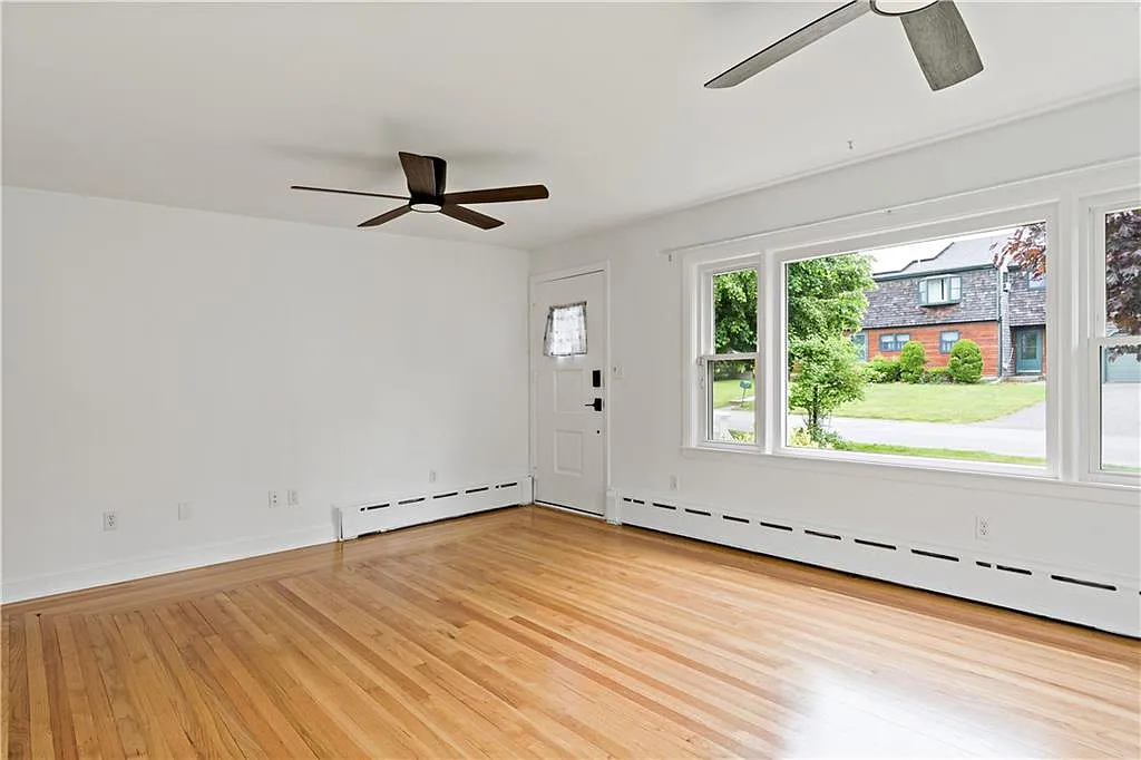 5 bed, 2.5 bath, 1860 sqft, $4,500 — Photo 4