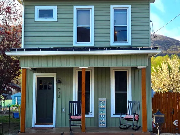 233 N 2nd St, Lykens, PA 17048