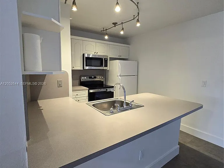 18324 NW 68th Ave #L — Photo 7