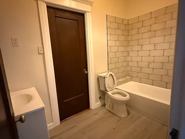 2110 W Walnut St #B — Photo 8