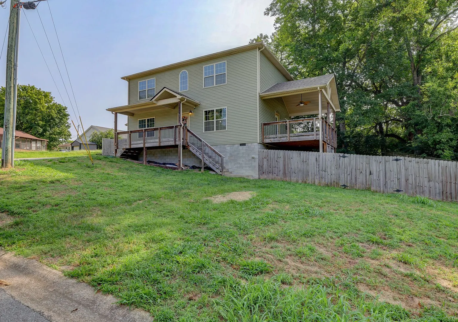 4 bed 2.5 bath Fresh paint and gorgeous layout. — Photo 4