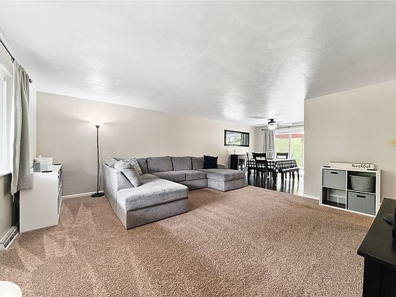 5th image of 901 Iris Dr