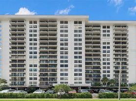 400 Island Way
