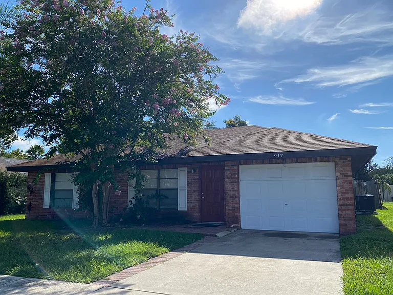 917 Sunshine Way SW — Photo 2