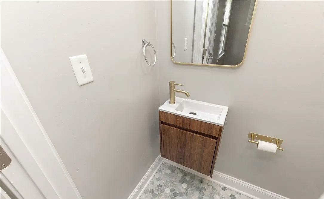 3 bed, 1.5 bath, 949 sqft, $1,950 — Photo 4