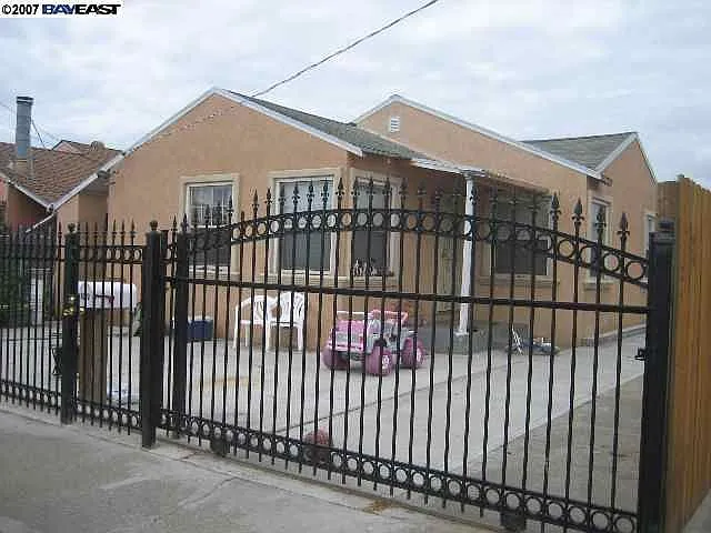 1072 100th Ave photo 1