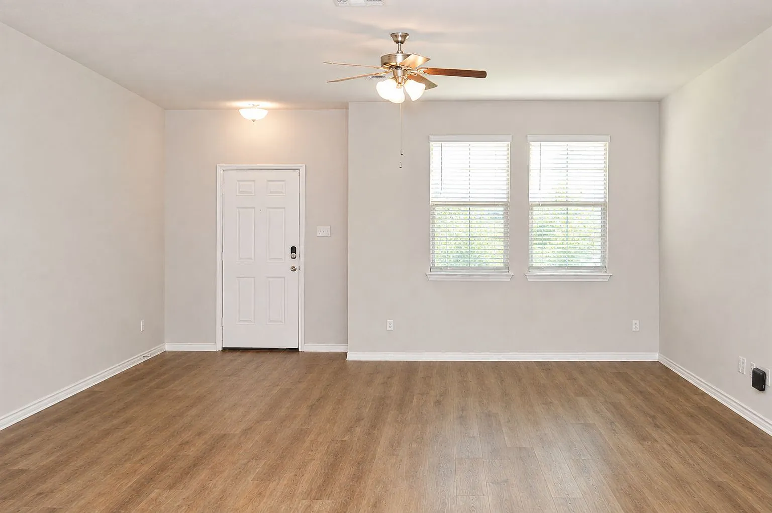 5 bed, 2.5 bath, 2324 sqft, $2,490 — Photo 4