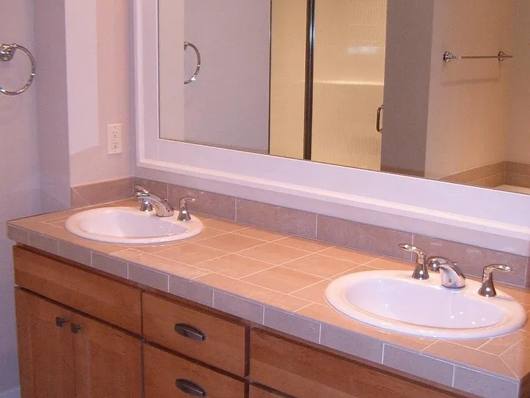 Master Bathroom w/dual sinks