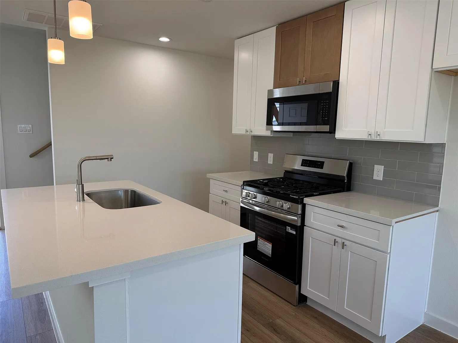 3 bed, 2.5 bath, 1375 sqft, $1,750 — Photo 2