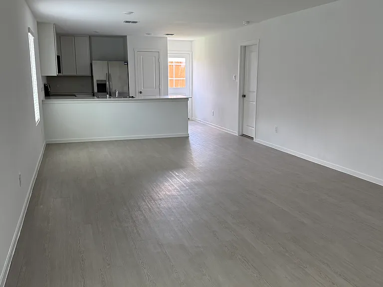 6410 Glade St — Photo 3