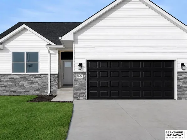 6857 Portage Dr, Papillion, NE 68046