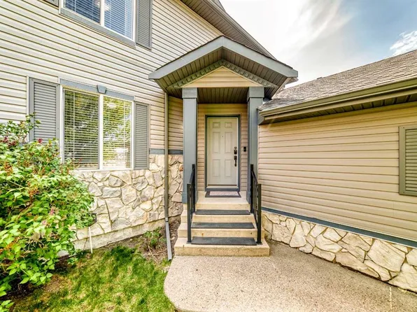 34 NW Kingsland Hts SE, Airdrie, AB T4A 0A3